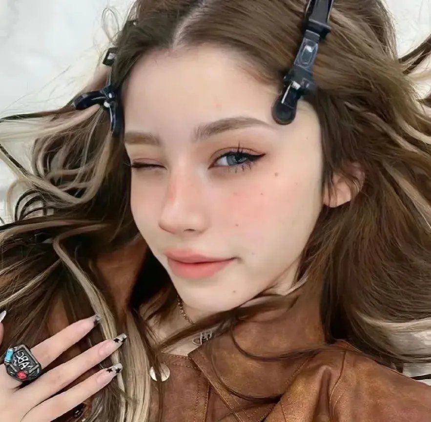 照片里的伴娘